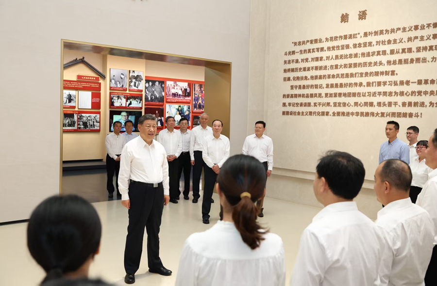 11月7日至8日,中共中央总书记、国家主席、中央军委主席习近平在广东考察。这是7日下午,习近平在位于梅州市梅县区雁洋镇的叶剑英纪念馆参观时,同工作人员亲切交流。 11月7日至8日,中共中央总书记、国家主席、中央军委主席习近平在广东考察。这是7日下午,习近平在位于梅州市梅县区雁洋镇的叶剑英纪念馆参观时,同工作人员亲切交流。