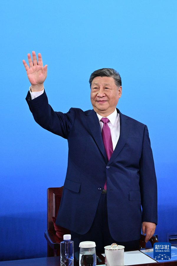 11月9日晚，中共中央总书记、国家主席、中央军委主席习近平在广东省广州市出席中华人民共和国第十五届运动会开幕式并宣布运动会开幕。这是习近平在主席台上向大家挥手致意。