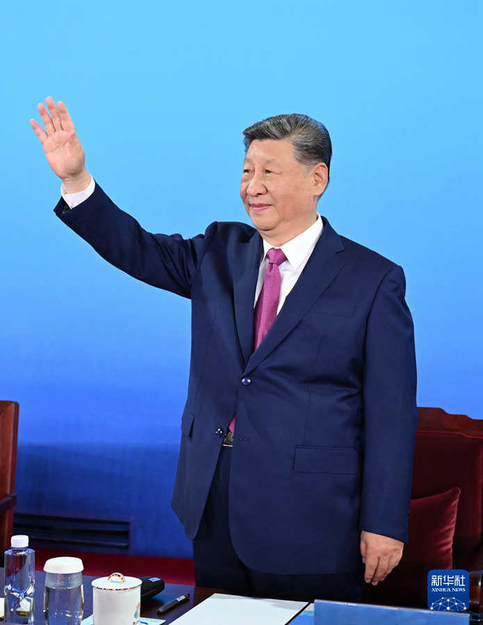 11月9日晚，中共中央总书记、国家主席、中央军委主席习近平在广东省广州市出席中华人民共和国第十五届运动会开幕式并宣布运动会开幕。这是习近平在主席台上向大家挥手致意。