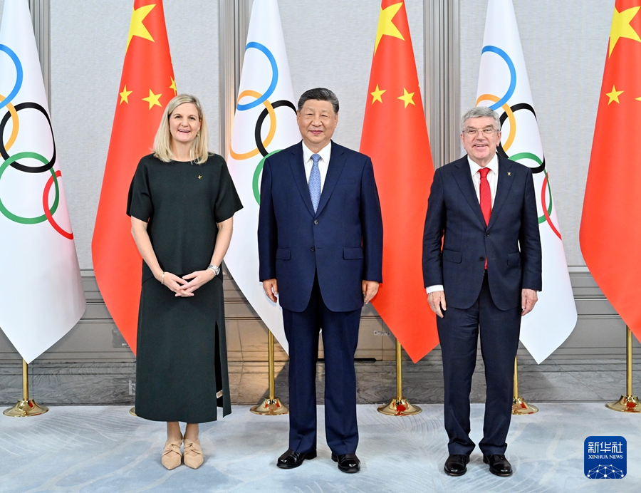 11月9日下午，国家主席习近平在广州白云国际会议中心会见来华出席第十五届全国运动会开幕式的国际奥委会主席考文垂和终身名誉主席巴赫。