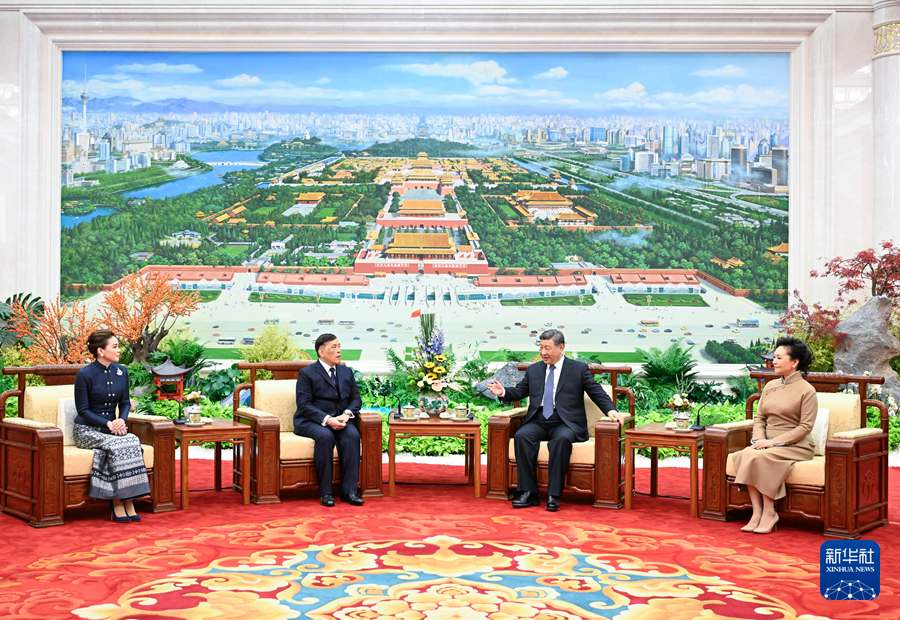 11月14日上午,国家主席习近平在北京人民大会堂会见来华进行国事访问的泰国国王哇集拉隆功。 11月14日上午,国家主席习近平在北京人民大会堂会见来华进行国事访问的泰国国王哇集拉隆功。