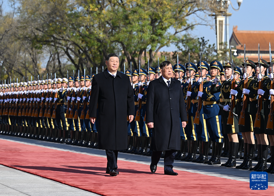 11月14日上午,国家主席习近平在北京人民大会堂会见来华进行国事访问的泰国国王哇集拉隆功。这是会见前,习近平在人民大会堂东门外广场为哇集拉隆功举行欢迎仪式。 11月14日上午,国家主席习近平在北京人民大会堂会见来华进行国事访问的泰国国王哇集拉隆功。这是会见前,习近平在人民大会堂东门外广场为哇集拉隆功举行欢迎仪式。