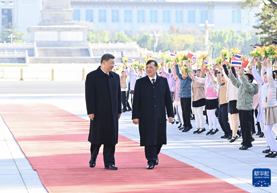 11月14日上午,国家主席习近平在北京人民大会堂会见来华进行国事访问的泰国国王哇集拉隆功。这是会见前,习近平在人民大会堂东门外广场为哇集拉隆功举行欢迎仪式。 11月14日上午,国家主席习近平在北京人民大会堂会见来华进行国事访问的泰国国王哇集拉隆功。这是会见前,习近平在人民大会堂东门外广场为哇集拉隆功举行欢迎仪式。