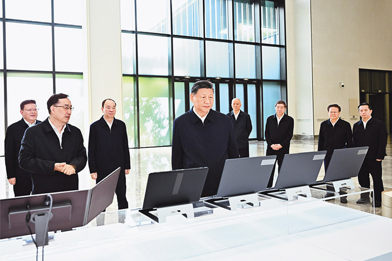 2025年11月7日至8日,中共中央总书记、国家主席、中央军委主席习近平在广东考察。这是8日上午,习近平在广州察看广东科技创新和产业创新融合发展成果展示。 2025年11月7日至8日,中共中央总书记、国家主席、中央军委主席习近平在广东考察。这是8日上午,习近平在广州察看广东科技创新和产业创新融合发展成果展示。