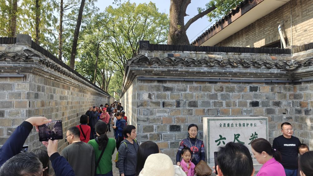 人们在安徽省桐城市六尺巷游览拍照(2024年11月2日摄)。 人们在安徽省桐城市六尺巷游览拍照(2024年11月2日摄)。