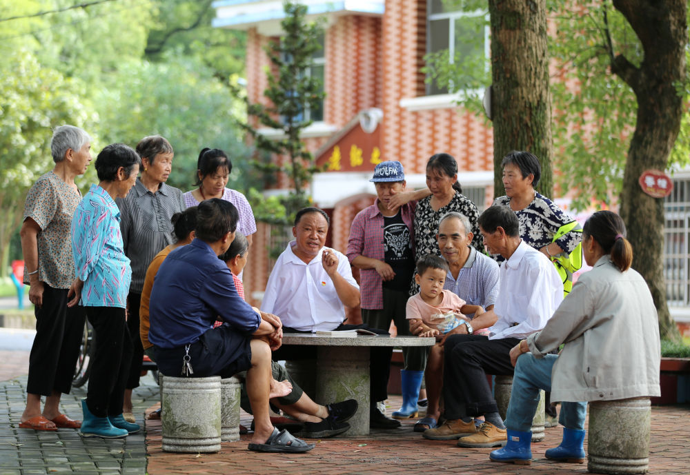 江西芦溪县宣风镇珠亭村人民调解员阳昌绍(中)为珠亭村的百姓宣讲民法典知识(2021年8月17日摄)。 江西芦溪县宣风镇珠亭村人民调解员阳昌绍(中)为珠亭村的百姓宣讲民法典知识(2021年8月17日摄)。