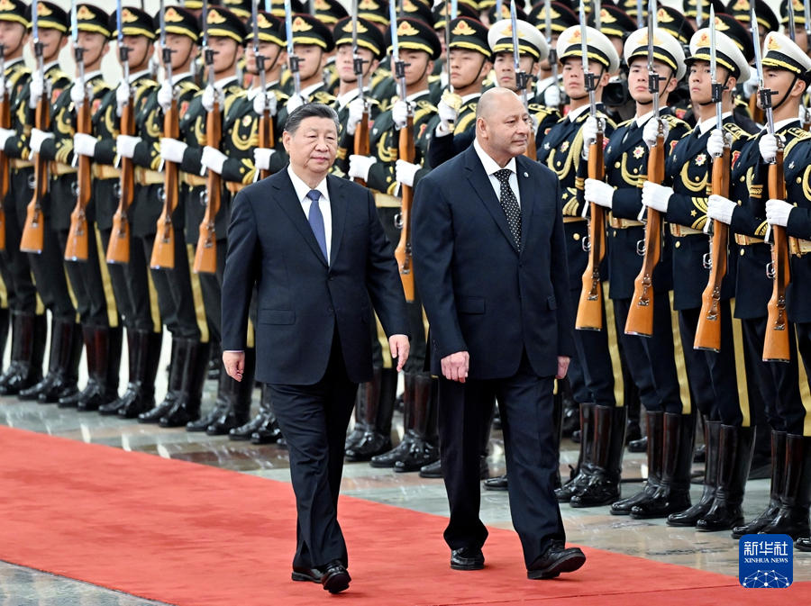 11月25日上午，国家主席习近平在北京人民大会堂会见来华进行国事访问的汤加国王图普六世。这是会见前，习近平在人民大会堂北大厅为图普六世举行欢迎仪式。