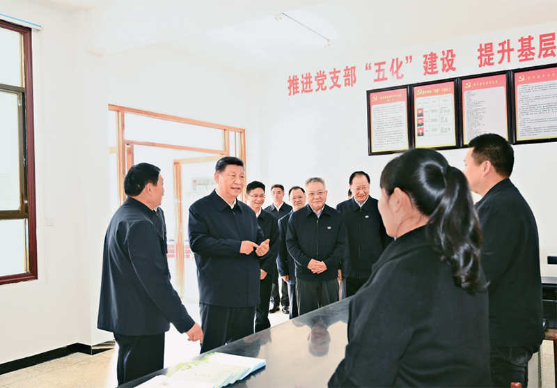 2024年3月18日至21日,中共中央总书记、国家主席、中央军委主席习近平在湖南考察。这是19日下午,习近平在常德市鼎城区谢家铺镇港中坪村党群服务中心了解当地为基层减负、提升基层治理效能等情况。 2024年3月18日至21日,中共中央总书记、国家主席、中央军委主席习近平在湖南考察。这是19日下午,习近平在常德市鼎城区谢家铺镇港中坪村党群服务中心了解当地为基层减负、提升基层治理效能等情况。