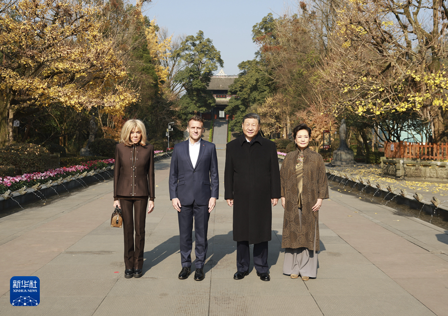 12月5日,国家主席习近平在四川省成都市都江堰同法国总统马克龙进行友好交流。这是习近平和夫人彭丽媛同马克龙夫妇合影。 12月5日,国家主席习近平在四川省成都市都江堰同法国总统马克龙进行友好交流。这是习近平和夫人彭丽媛同马克龙夫妇合影。