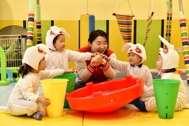 2025年2月20日,在山东省日照市东港区知子树托幼园,老师陪伴孩子做游戏。 2025年2月20日,在山东省日照市东港区知子树托幼园,老师陪伴孩子做游戏。