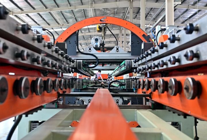 2025年6月18日,河北省唐山市芦台经济开发区一家采暖设备企业的工人在生产线上工作。 2025年6月18日,河北省唐山市芦台经济开发区一家采暖设备企业的工人在生产线上工作。