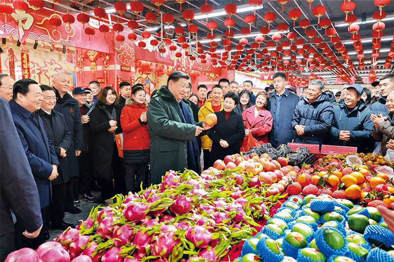 2025年1月22日至24日，中共中央总书记、国家主席、中央军委主席习近平冒着严寒来到辽宁，看望慰问基层干部群众。这是23日上午，习近平在沈阳大东副食品商场考察时，同店主和顾客亲切交流。