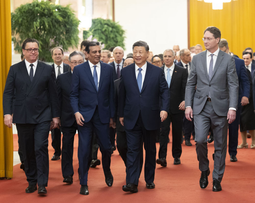 3月28日上午，国家主席习近平在北京人民大会堂会见国际工商界代表。