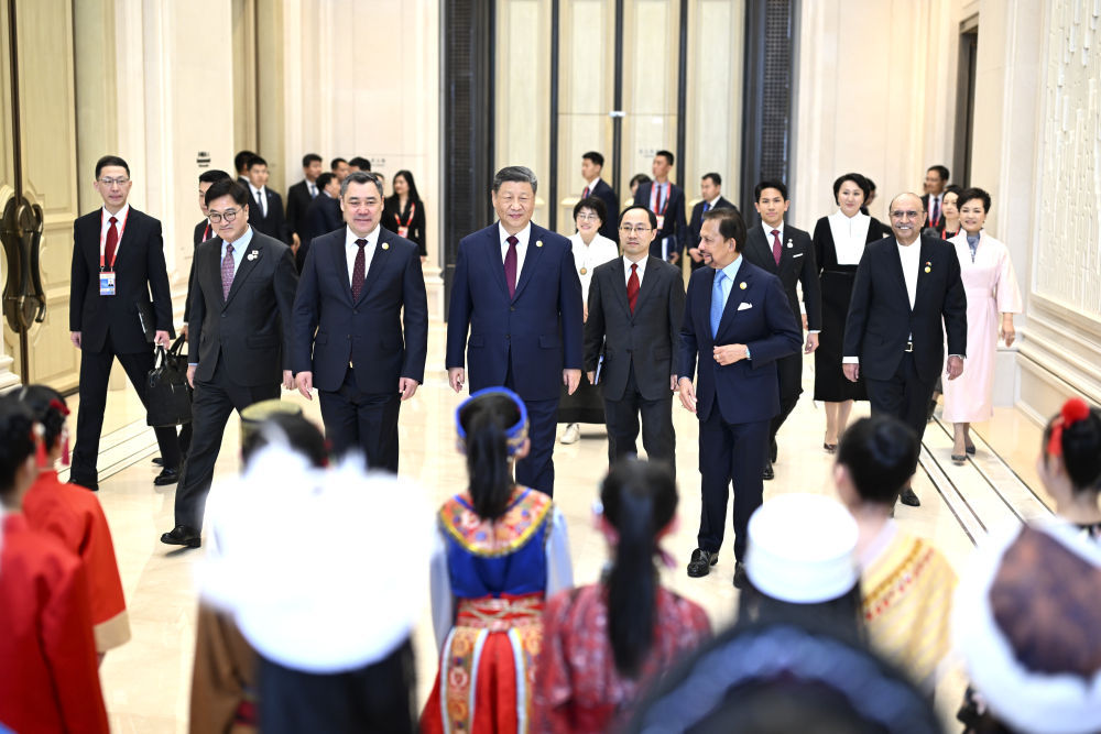 2月7日中午，国家主席习近平和夫人彭丽媛在黑龙江省哈尔滨市太阳岛宾馆举行宴会，欢迎来华出席哈尔滨第九届亚洲冬季运动会开幕式的国际贵宾。40名身着中外民族服装的少年儿童唱起优美的黑龙江民歌《乌苏里船歌》，热烈欢迎国际贵宾。