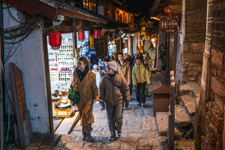 2026年1月12日，游客在丽江古城游玩。