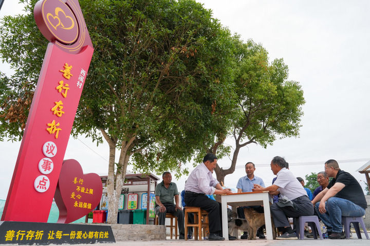 2025年6月12日，在江苏省宝应县广洋湖镇西溪村，当地党群服务中心的工作人员组织村民进行议事会。