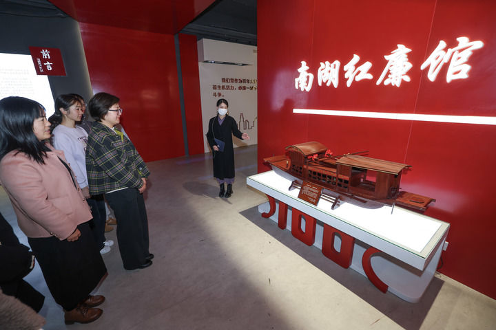 2025年12月11日，在浙江省嘉兴市南湖区红廉馆内，东栅街道文贤社区党员干部开展廉政教育主题党日活动。