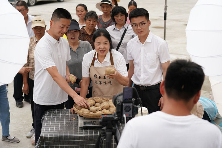 2025年6月24日，在陕西省安康市岚皋县孟石岭镇电商直播基地，村干部与电商主播一起直播，帮助当地群众销售农特产品。