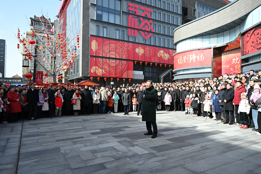 2月9日至10日，中共中央总书记、国家主席、中央军委主席习近平在北京考察并看望慰问基层干部群众。这是10日上午，习近平在东城区隆福寺街区考察时，向全国各族人民和香港同胞、澳门同胞、台湾同胞、海外侨胞致以美好的新春祝福。