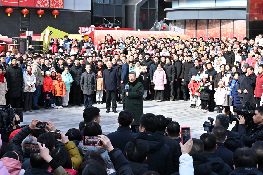 2月9日至10日，中共中央总书记、国家主席、中央军委主席习近平在北京考察并看望慰问基层干部群众。这是10日上午，习近平在东城区隆福寺街区考察时，向全国各族人民和香港同胞、澳门同胞、台湾同胞、海外侨胞致以美好的新春祝福。