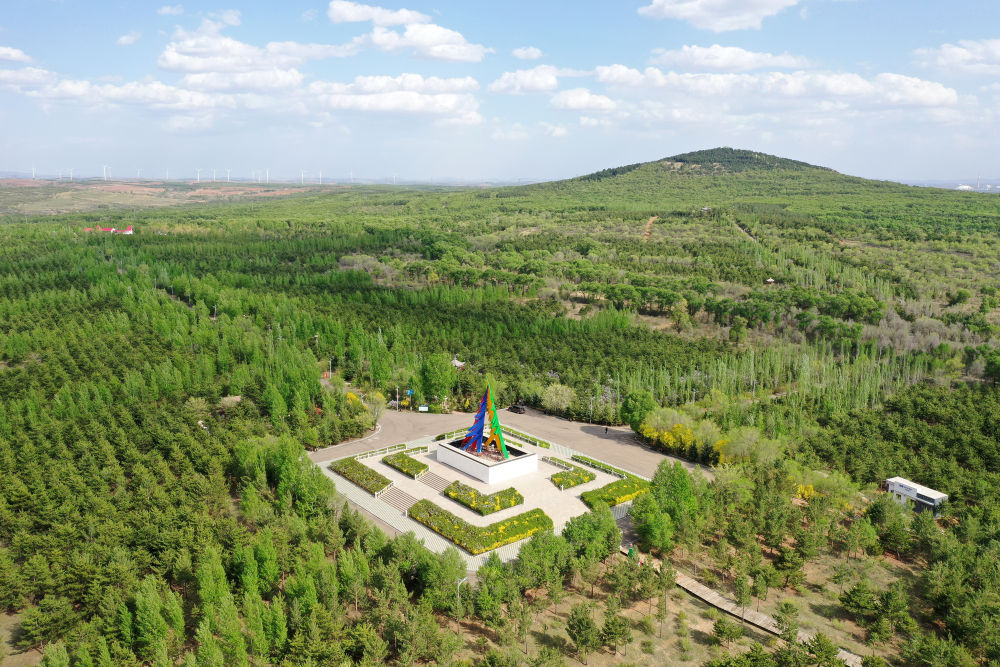 这是2023年5月18日拍摄的山西省朔州市右玉县南山森林公园一角（无人机照片）。