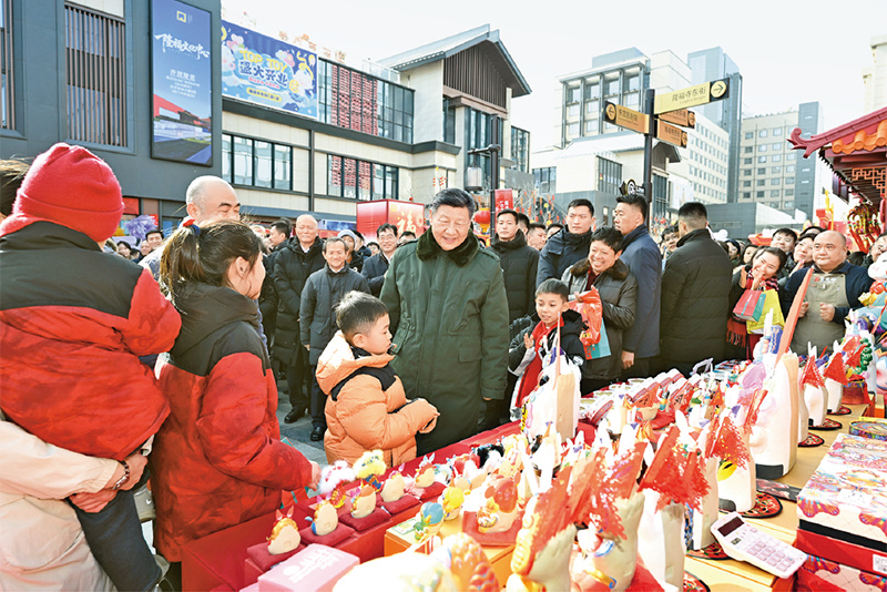 2026年2月9日至10日,中共中央总书记、国家主席、中央军委主席习近平在北京考察并看望慰问基层干部群众。这是10日上午,习近平在东城区隆福寺街区新春市集考察时,同现场群众亲切交流。 2026年2月9日至10日,中共中央总书记、国家主席、中央军委主席习近平在北京考察并看望慰问基层干部群众。这是10日上午,习近平在东城区隆福寺街区新春市集考察时,同现场群众亲切交流。