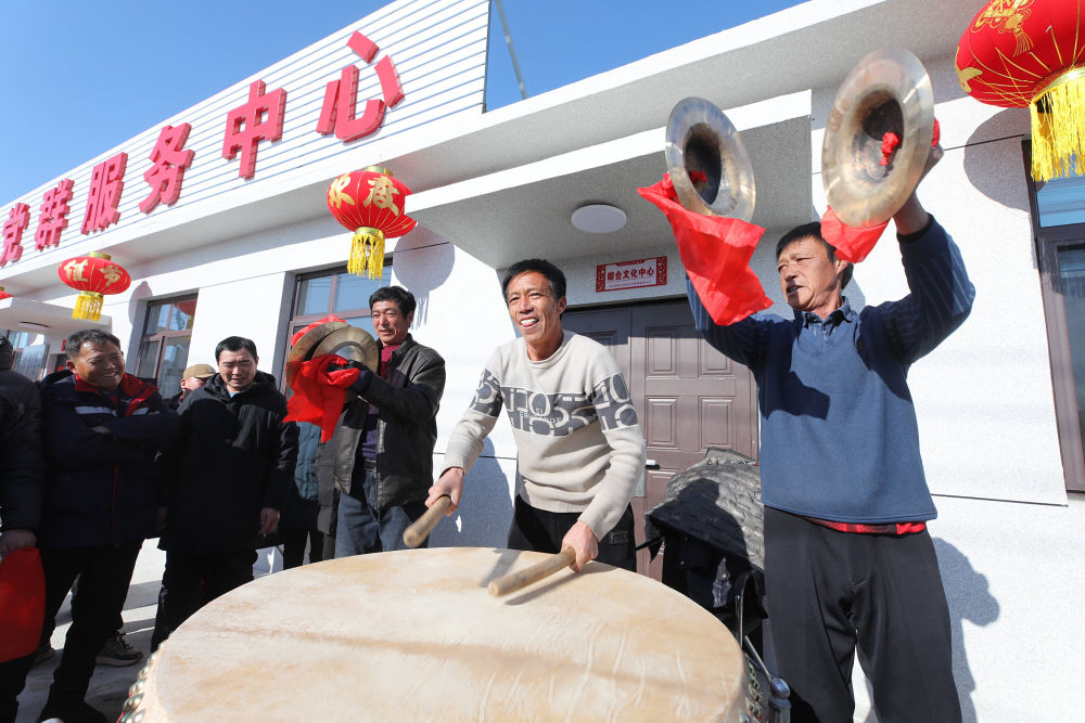2025年1月28日,辽宁省葫芦岛市绥中县明水满族乡祝家沟村村民在重建新房的村党群服务中心前鸣锣击鼓。 2025年1月28日,辽宁省葫芦岛市绥中县明水满族乡祝家沟村村民在重建新房的村党群服务中心前鸣锣击鼓。