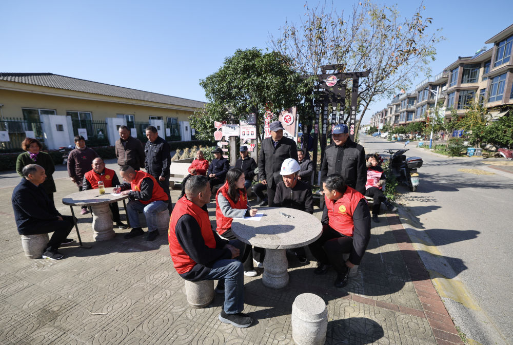 2025年11月19日,浙江省湖州市长兴县吕山乡龙溪村的村民议事协商小组在村里的议事协商公园里就村务发展征集意见。 2025年11月19日,浙江省湖州市长兴县吕山乡龙溪村的村民议事协商小组在村里的议事协商公园里就村务发展征集意见。