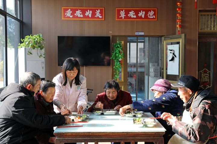 2025年12月28日,护理人员在江苏省海安高新区隆政街道德兴村亲上亲养老小院照顾老人用餐。 2025年12月28日,护理人员在江苏省海安高新区隆政街道德兴村亲上亲养老小院照顾老人用餐。