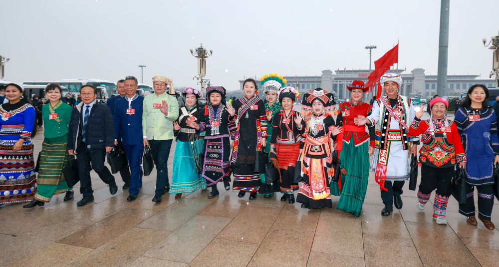 3月5日上午，第十四届全国人民代表大会第四次会议在北京人民大会堂开幕。这是全国人大代表走向会场。