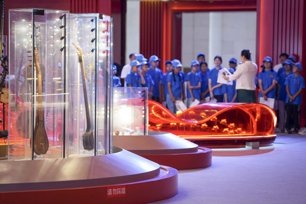 2025年7月18日，30余名参加“石榴籽一家亲”研学营的戍边工作人员子女在北京民族文化宫参观。