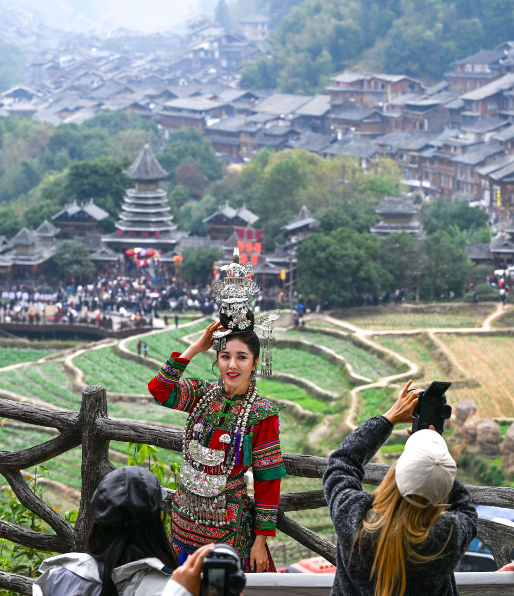 游客在贵州省黎平县肇兴侗寨观景台留影（2025年12月20日摄）。