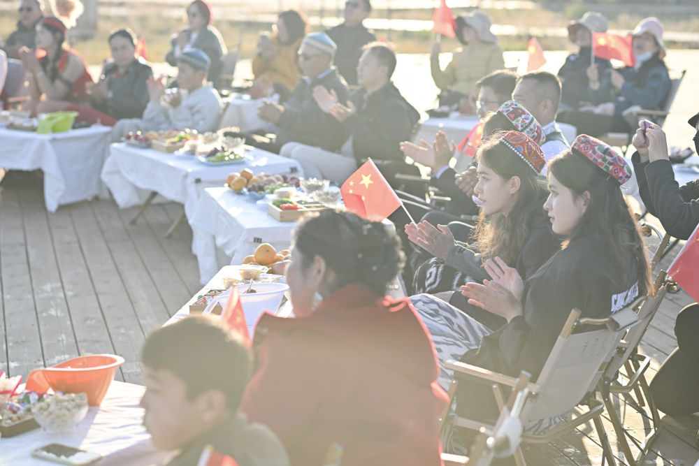 江苏泰州援疆干部人才与昭苏农牧民家庭代表齐聚，观看节目（2025年10月6日摄）。