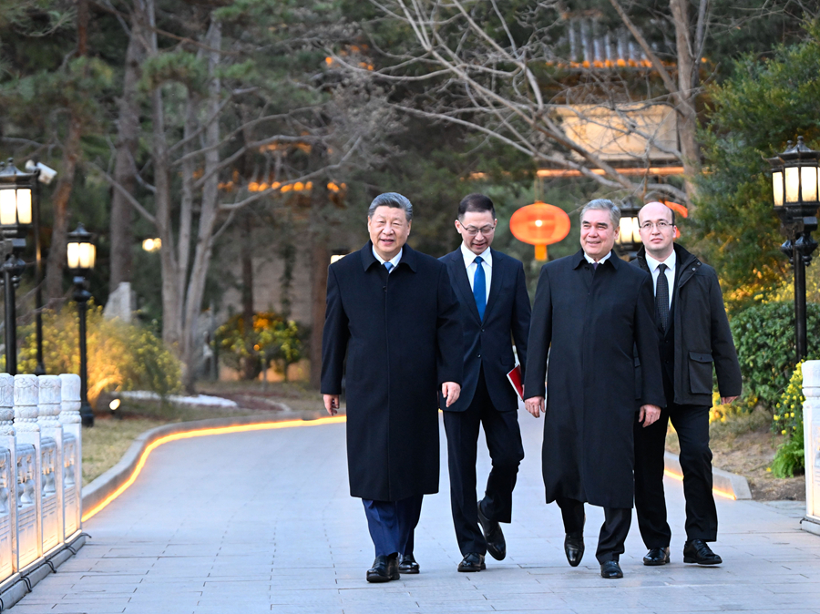 3月18日下午，国家主席习近平在北京钓鱼台国宾馆会见来华进行友好访问的土库曼斯坦民族领袖、人民委员会主席别尔德穆哈梅多夫。这是习近平同别尔德穆哈梅多夫一起散步。