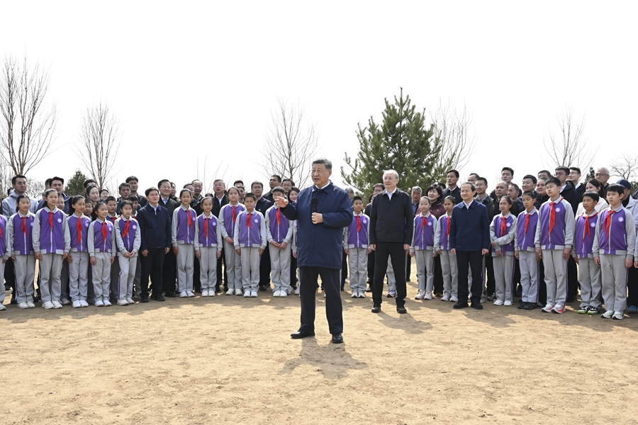 3月30日，党和国家领导人习近平、李强、赵乐际、王沪宁、蔡奇、丁薛祥、李希等来到北京市昌平区百善镇参加首都义务植树活动。这是习近平同在场的干部群众、少先队员亲切交谈。