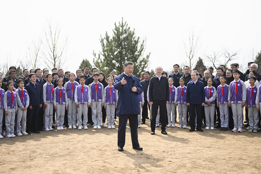 3月30日，党和国家领导人习近平、李强、赵乐际、王沪宁、蔡奇、丁薛祥、李希等来到北京市昌平区百善镇参加首都义务植树活动。这是习近平同在场的干部群众、少先队员亲切交谈。