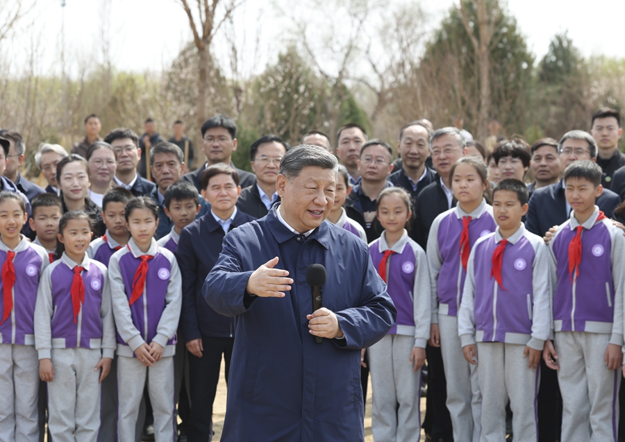 3月30日，党和国家领导人习近平、李强、赵乐际、王沪宁、蔡奇、丁薛祥、李希等来到北京市昌平区百善镇参加首都义务植树活动。这是习近平同在场的干部群众、少先队员亲切交谈。