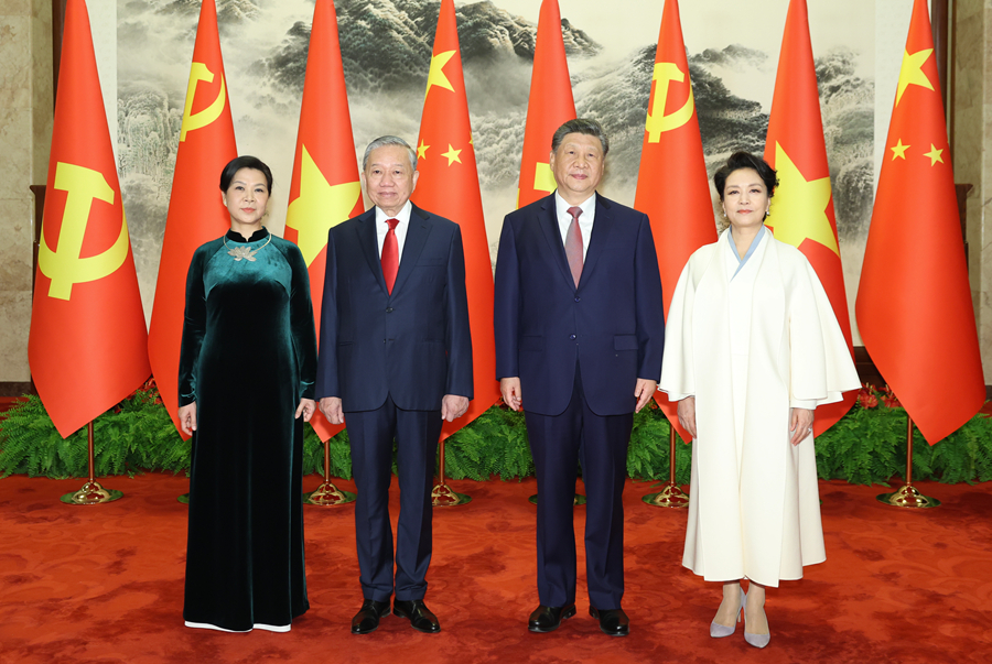 4月15日上午,中共中央总书记、国家主席习近平在北京人民大会堂同来华进行国事访问的越共中央总书记、国家主席苏林举行会谈。这是会谈前,习近平和夫人彭丽媛同苏林和夫人吴芳璃合影。 4月15日上午,中共中央总书记、国家主席习近平在北京人民大会堂同来华进行国事访问的越共中央总书记、国家主席苏林举行会谈。这是会谈前,习近平和夫人彭丽媛同苏林和夫人吴芳璃合影。