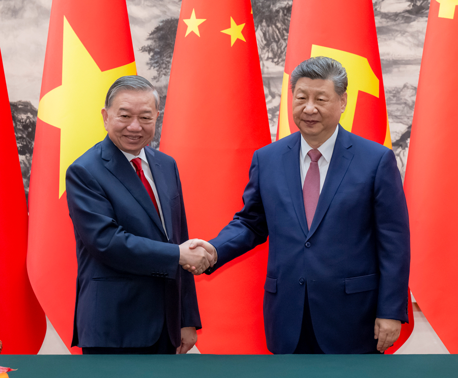 4月15日上午,中共中央总书记、国家主席习近平在北京人民大会堂同来华进行国事访问的越共中央总书记、国家主席苏林举行会谈。会谈后,双方共同见证签署多项双边合作文件。这是习近平同苏林握手。 4月15日上午,中共中央总书记、国家主席习近平在北京人民大会堂同来华进行国事访问的越共中央总书记、国家主席苏林举行会谈。会谈后,双方共同见证签署多项双边合作文件。这是习近平同苏林握手。