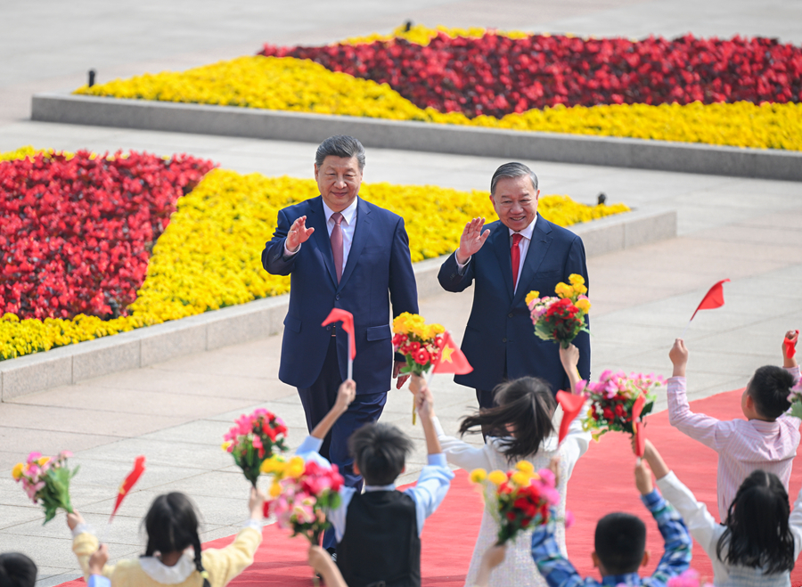 4月15日上午,中共中央总书记、国家主席习近平在北京人民大会堂同来华进行国事访问的越共中央总书记、国家主席苏林举行会谈。这是会谈前,习近平在人民大会堂东门外广场为苏林举行欢迎仪式。 4月15日上午,中共中央总书记、国家主席习近平在北京人民大会堂同来华进行国事访问的越共中央总书记、国家主席苏林举行会谈。这是会谈前,习近平在人民大会堂东门外广场为苏林举行欢迎仪式。
