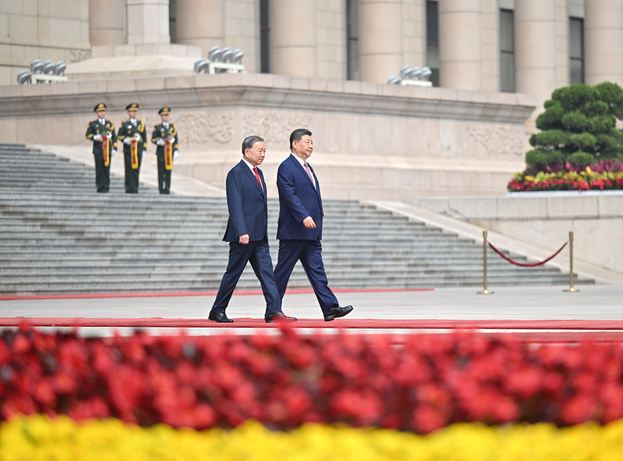 4月15日上午,中共中央总书记、国家主席习近平在北京人民大会堂同来华进行国事访问的越共中央总书记、国家主席苏林举行会谈。这是会谈前,习近平在人民大会堂东门外广场为苏林举行欢迎仪式。 4月15日上午,中共中央总书记、国家主席习近平在北京人民大会堂同来华进行国事访问的越共中央总书记、国家主席苏林举行会谈。这是会谈前,习近平在人民大会堂东门外广场为苏林举行欢迎仪式。