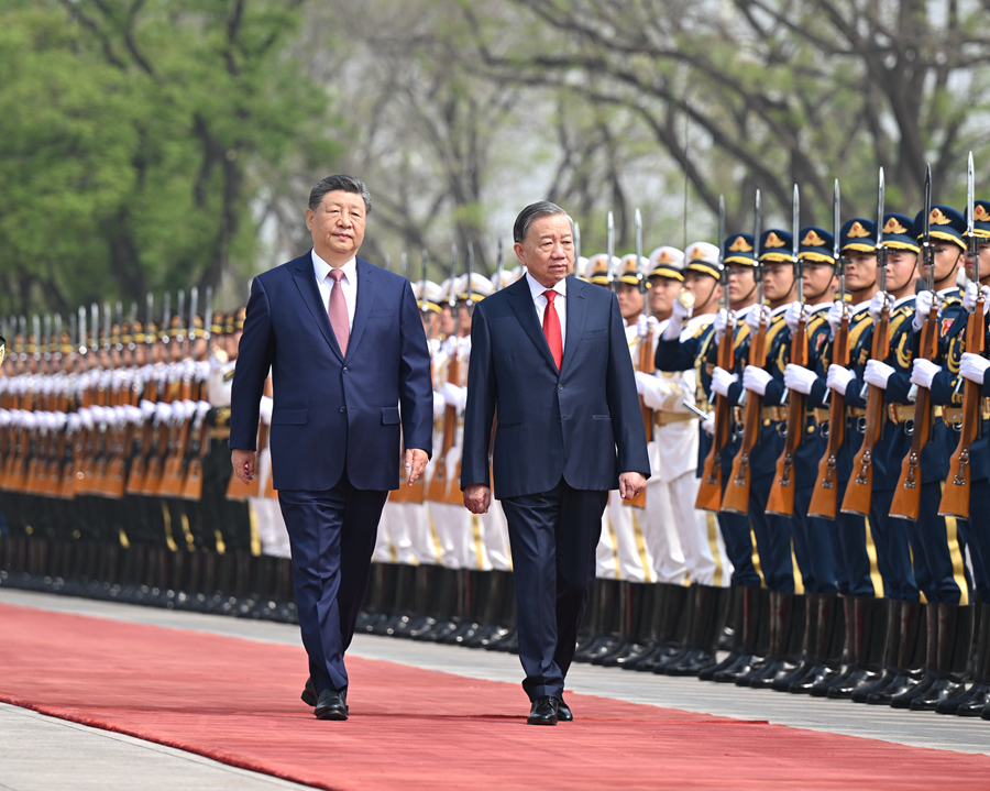 4月15日上午,中共中央总书记、国家主席习近平在北京人民大会堂同来华进行国事访问的越共中央总书记、国家主席苏林举行会谈。这是会谈前,习近平在人民大会堂东门外广场为苏林举行欢迎仪式。 4月15日上午,中共中央总书记、国家主席习近平在北京人民大会堂同来华进行国事访问的越共中央总书记、国家主席苏林举行会谈。这是会谈前,习近平在人民大会堂东门外广场为苏林举行欢迎仪式。