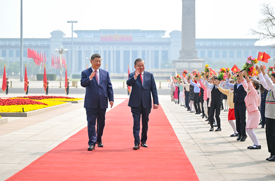 4月15日上午,中共中央总书记、国家主席习近平在北京人民大会堂同来华进行国事访问的越共中央总书记、国家主席苏林举行会谈。这是会谈前,习近平在人民大会堂东门外广场为苏林举行欢迎仪式。 4月15日上午,中共中央总书记、国家主席习近平在北京人民大会堂同来华进行国事访问的越共中央总书记、国家主席苏林举行会谈。这是会谈前,习近平在人民大会堂东门外广场为苏林举行欢迎仪式。