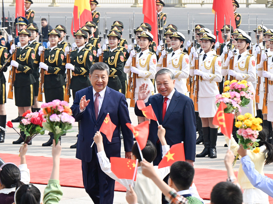 4月15日上午,中共中央总书记、国家主席习近平在北京人民大会堂同来华进行国事访问的越共中央总书记、国家主席苏林举行会谈。这是会谈前,习近平在人民大会堂东门外广场为苏林举行欢迎仪式。 4月15日上午,中共中央总书记、国家主席习近平在北京人民大会堂同来华进行国事访问的越共中央总书记、国家主席苏林举行会谈。这是会谈前,习近平在人民大会堂东门外广场为苏林举行欢迎仪式。