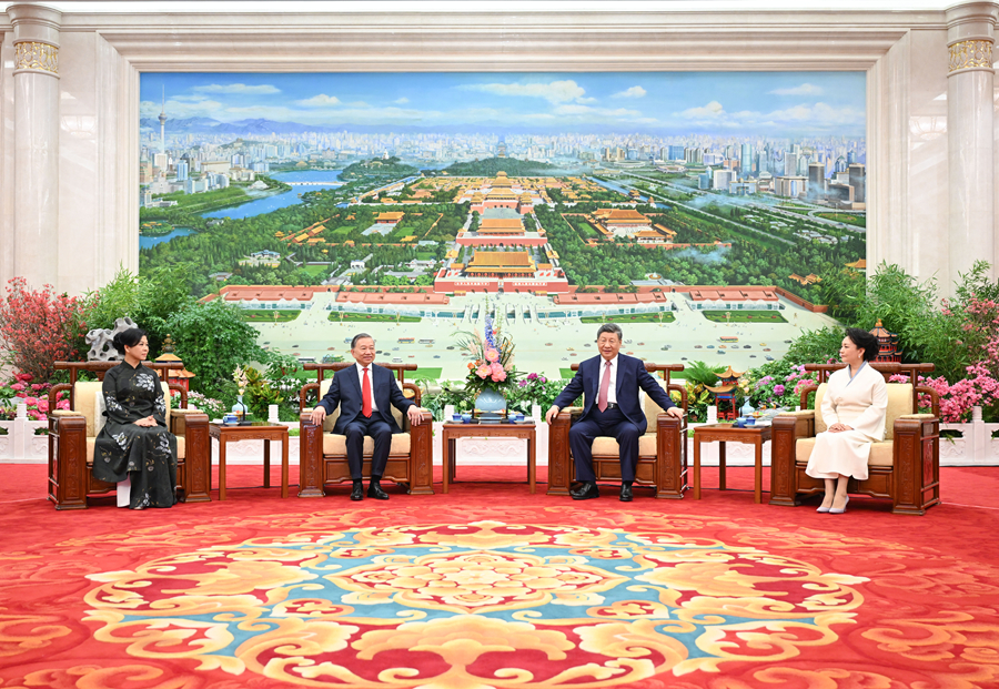 4月15日下午,中共中央总书记、国家主席习近平和夫人彭丽媛在北京人民大会堂同来华进行国事访问的越共中央总书记、国家主席苏林和夫人吴芳璃亲切话别。 4月15日下午,中共中央总书记、国家主席习近平和夫人彭丽媛在北京人民大会堂同来华进行国事访问的越共中央总书记、国家主席苏林和夫人吴芳璃亲切话别。