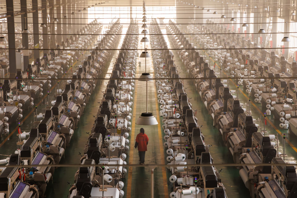 2026年4月17日，在贵州省毕节高新技术产业开发区一家纺织企业内，机器开足马力全力生产。