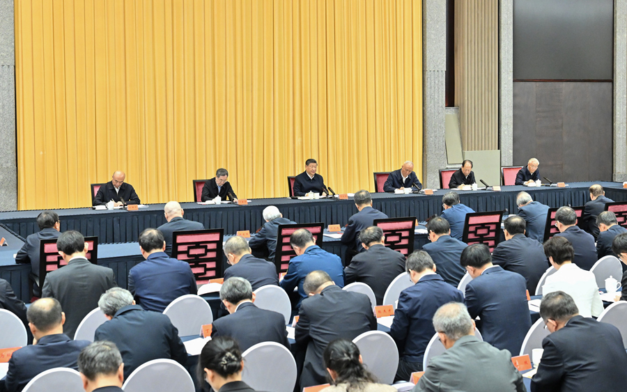 4月30日上午，中共中央总书记、国家主席、中央军委主席习近平在上海出席加强基础研究座谈会并发表重要讲话。