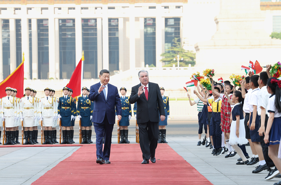 5月12日下午，国家主席习近平在北京人民大会堂同来华进行国事访问的塔吉克斯坦总统拉赫蒙举行会谈。这是会谈前，习近平在人民大会堂东门外广场为拉赫蒙举行欢迎仪式。