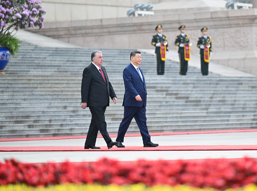 5月12日下午，国家主席习近平在北京人民大会堂同来华进行国事访问的塔吉克斯坦总统拉赫蒙举行会谈。这是会谈前，习近平在人民大会堂东门外广场为拉赫蒙举行欢迎仪式。