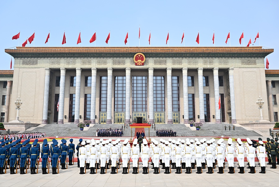 5月14日上午，国家主席习近平在北京人民大会堂同来华进行国事访问的美国总统特朗普举行会谈。会谈前，习近平在人民大会堂东门外广场为特朗普举行欢迎仪式。